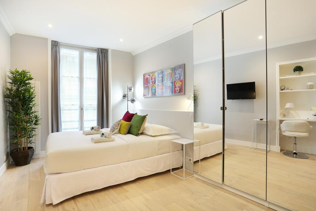 Rent A - Blanche Parijs