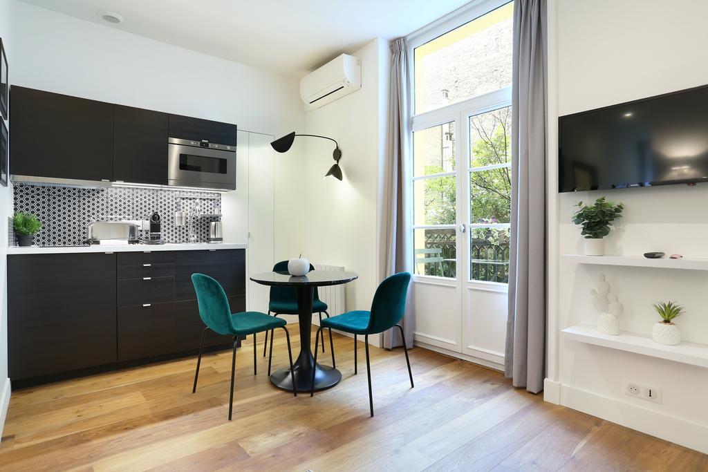 Rent A - Blanche Parijs